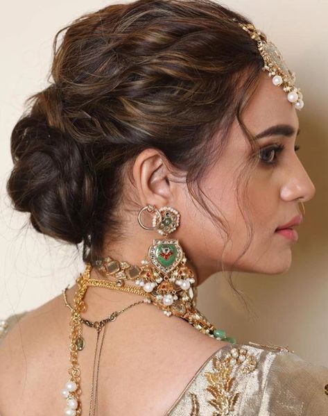 Tikka Hairstyle Updo, Messy Bun Hairstyles For Reception, Latest Hair Bun Styles Indian, Indowestern Hairstyle Indian Weddings, Messy Hairstyles For Indian Wedding Front Look, Indian Bridal Hair With Dupatta, Updo With Tikka, Curly Hair Bun Styles Indian, Bridal Bun Hairstyles Indian With Dupatta