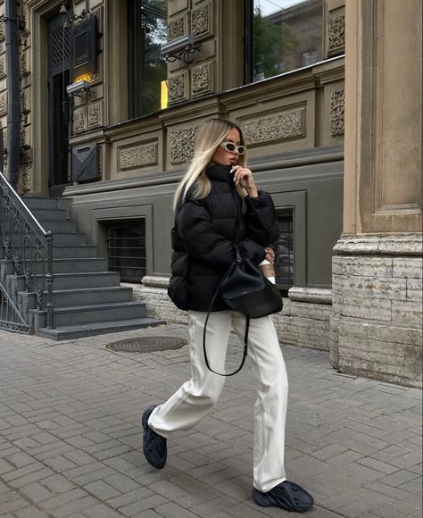 Black Puffer Outfit, Puffer Outfit, Chica Chola, White Jeans Winter, Dinner Outfit Casual, Dress Like A Parisian, Corporate Baddie, Latina Outfits, Corporate Outfits