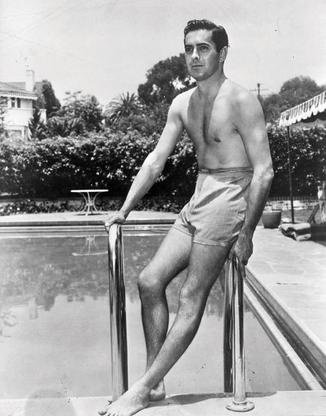 Shirtless Actors, James Dean Photos, Tyrone Power, Male Style, Movie Clips, Stage Actor, James Dean, Movie Clip, Vintage Portraits