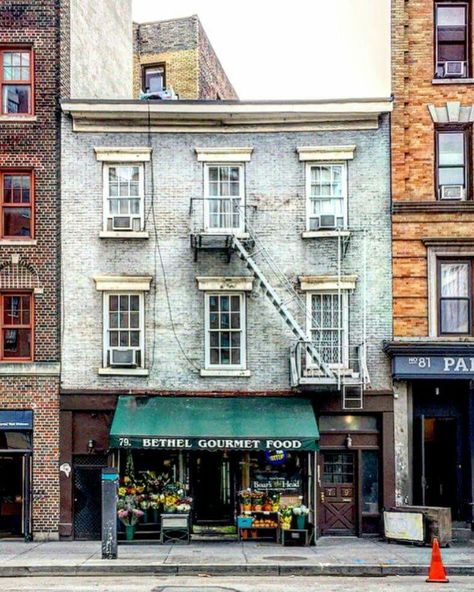 These pretty West Village-streets with old buildings and classic delis ❤️ (79 Greenwich Ave) Photo: @another_part_of_newyork Row Of Buildings, Old Town Buildings, Old Downtown Buildings, Old Buildings Photography, Old City Buildings, Old Buildings Aesthetic, Brooklyn Buildings, Old Apartment Building, Street With Buildings