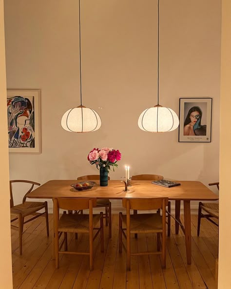 Dining Room Nordic Style, Mixed Seating Dining Table, Dining Room Scandi, Walk Through Dining Room, Dinner Table Lighting, 80s Dining Room, Small Living Room With Dining Area, Cozy Dining Room Ideas, Interior Design Small Apartment