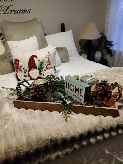 Bedroom decor for guest room. Trays On Bed, Bed Tray Decor Ideas, Bed Tray Decor, Tray On Bed, Christmas Bed, Christmas Serving Tray, Holiday Bed, Tray Decor Christmas, Christmas Basket