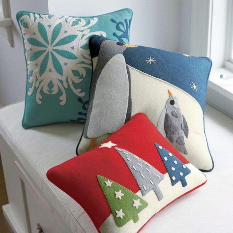 Christmas Pillows Diy, Tovad Ull, Xmas Pillows, Holiday Pillows Covers, Felt Pillow, Diy Pillow Covers, Christmas Tree Pillow, Bantal Sofa, Christmas Applique