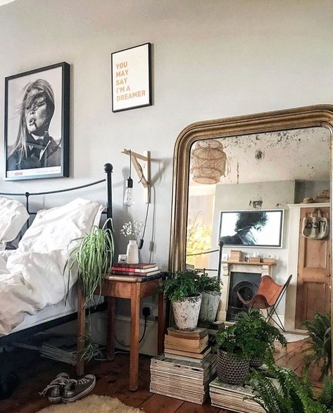 Plants in front of mirror on floor. Dekorasi Kamar Tidur, Beautiful Living Rooms, House Room, Dream Rooms, Bed Room, My New Room, New Room, 인테리어 디자인, Bedroom Inspirations