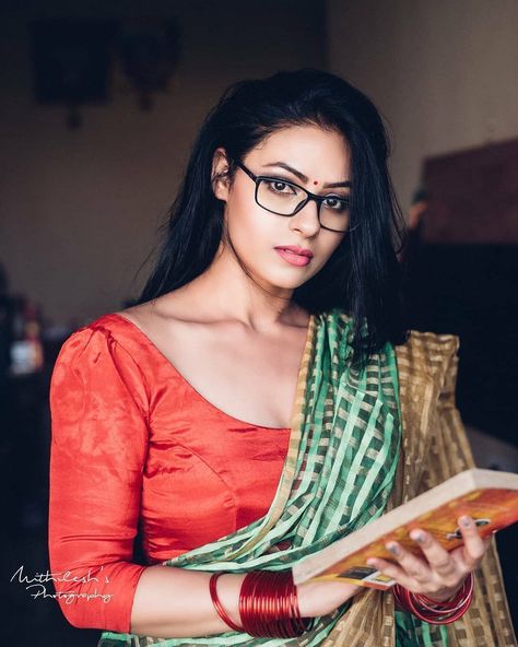 Indian Teacher, Saree Models, Indian Models, Photography Poses Women, How To Pose, Photography Women, Beautiful Saree, Saree Blouse Designs, Indian Beauty Saree