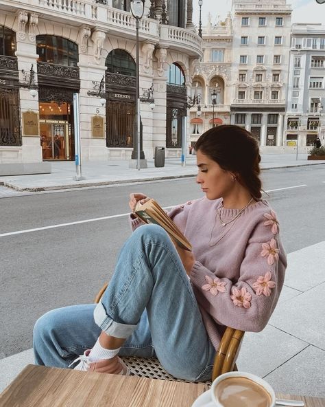 Girl with purple sweater sitting in Café Casual Easter Outfit, Foto Poses, Looks Street Style, Easter Outfit, Mode Inspo, Mode Inspiration, Looks Vintage, Fall Winter Outfits, Outfits Casuales