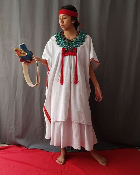 Traditional Aztec clothing for women; a huipil and enagua, or blouse and skirt. Mayan Dress, Mayan Clothing, Aztec Women, Guatemalan Clothing, Aztec Clothing, Aztec Shirt, Aztec Dress, Mexican Outfit, Aztec Fashion