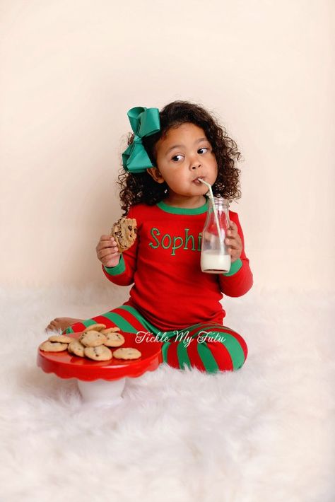 Christmas Pajamas with Name...monogrammed matching family Christmas pajamas...www.ticklemytutu.com Sibling Christmas Pictures, Toddler Christmas Photos, Monogrammed Christmas Pajamas, Christmas Photoshoot Kids, Diy Christmas Photoshoot, Christmas Baby Pictures, Christmas Family Photoshoot, Baby Christmas Photos, Kind Photo