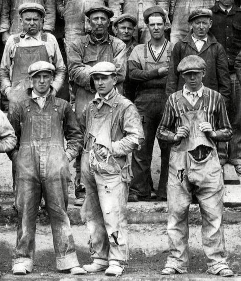 Construction in 1929. Photo stolen from Mr. Stewart of Vintage Haberdashers Factory Worker, Americana Vintage, Workwear Vintage, Construction Workers, Denim Workwear, Denim Projects, Vintage Workwear, Working People, Construction Worker