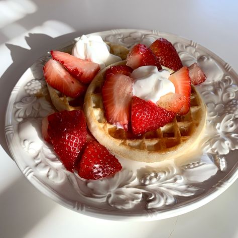 Waffles Strawberry, Waffle With Strawberries, Waffles With Strawberries, Strawberry Granola, Strawberry Pancakes, Strawberry Breakfast, Strawberry Waffles, Granola Breakfast, Breakfast Waffles