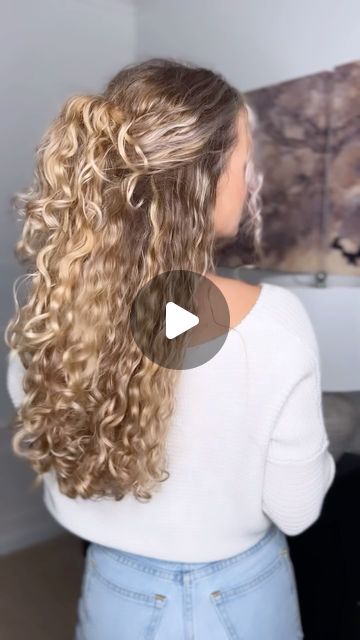 Voluminous Hairstyles Half Up, Volumous Half Up Half Down, Half Up Half Down Claw Clip Curly Hair, Curly Hair Up Dos Easy, Half Updo Curly Hair, Claw Clip Curly Hairstyles, Half Up Twist Hairstyle, Curly Hair Clips Hairstyles, Half Up Half Down Hairstyles Curly Hair