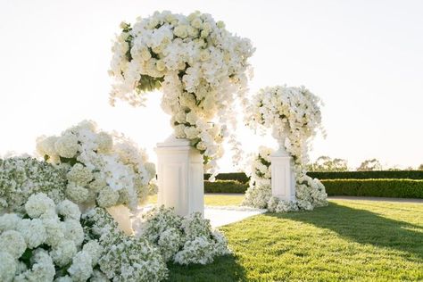 White Lilac Wedding, Montage Wedding, Hydrangea Arrangements Wedding, White Floral Decor, White Centerpieces, Elegant Wedding Themes, Lebanese Wedding, Wedding Plants, Altar Flowers