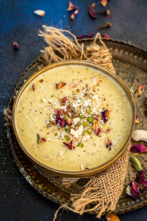 Thandai Rabdi is your classic Rabdi (thickened milk) flavored with Thandai flavors. Serve it as a dessert for Holi or any other festival or special occasion. Soji Recipe, Sheera Recipe, Holi Recipes, Semolina Pudding, Blackberry Cake, Indian Dinner, Spinach Curry, Sweet Recipe, Tastemade Recipes