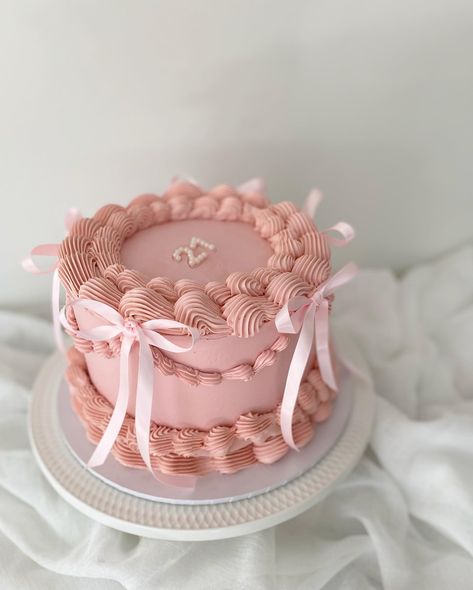 🎀 Vintage Bow Cake🎀 I really like this trend of bows,cakes with them are so cute. #vintagecake#bowcake#birthdaycake#birthdaygirl#birthdaycakeideas#pinkcake#colourmill#colourmillmade#buttercreamcakes#buttercreamcake#buttercreamfrosting#21thbirthday#21thbirtdaycake#acdc#acdnmember#orchidcakesaus#cakecakecake#northkellyville#cakesydney#cakestagram#cakedesign Vintage Bow Cake, Vintage Cake With Bows, Circle Vintage Cake, Succulent Cakes, 26 Birthday Cake, 21st Bday Cake, Orchid Cake, Bolo Vintage, Puppy Pawty