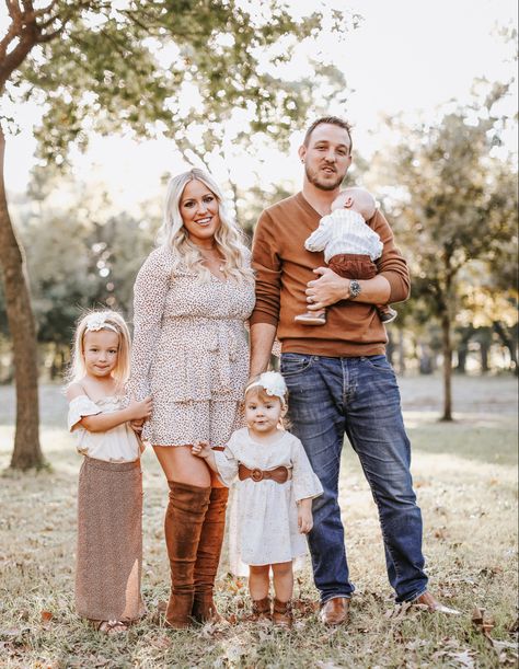 Thanksgiving Photoshoot Family Pictures, Family Matching Outfits Photography, Family Photos Matching Outfits, Matching Family Outfits For Pictures, Outdoor Family Photo Outfits Fall, Fall Family Photo Outfits Outdoor, Family Fall Pictures Outfits, October Family Photos Outfits, October Photos