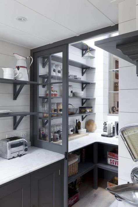 Meredith takes a peek inside 11 well-designed pantries in this week’s Storage Roundup post. Chaos Makeup, Makeup Organizing, Plain English Kitchen, Organiser Cucina, London Kitchen, English Kitchens, Organizing Hacks, Kitchen Pantry Design, Kitchen Pantry Cabinets