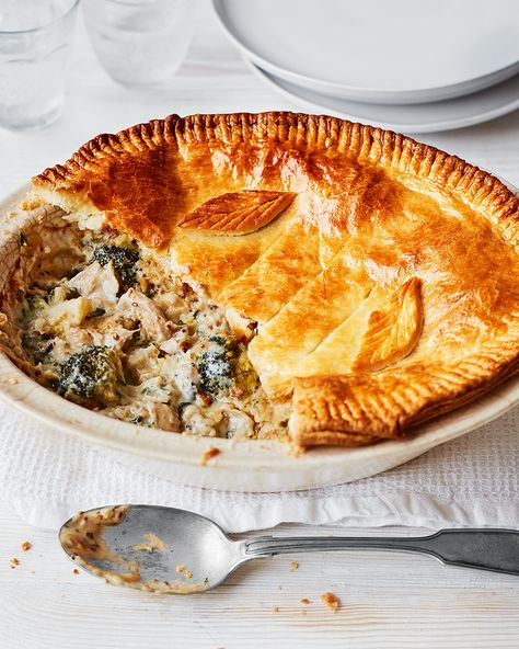 Mastered how to make a white sauce? Show off your cookery prowess by using it in this creamy chicken and broccoli pie that you could easily whip up on a weeknight. Broccoli Pie Recipe, Broccoli Pie, Easy Chicken And Broccoli, Bbq Pulled Pork Recipe, Easy Autumn Recipes, Australia Food, Chicken And Broccoli, Chicken Pie, Delicious Magazine