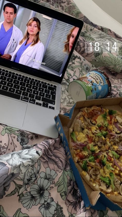 Cozy, pizza, greys anatomie, saturday night, at home, aesthetics Cozy Friday Night At Home, Friday Night Aesthetic At Home, Stay At Home Aesthetic, Saturday Night Aesthetic, Friday Night Aesthetic, Saturday Night At Home, Home Aesthetics, Lazy Saturday, Night At Home