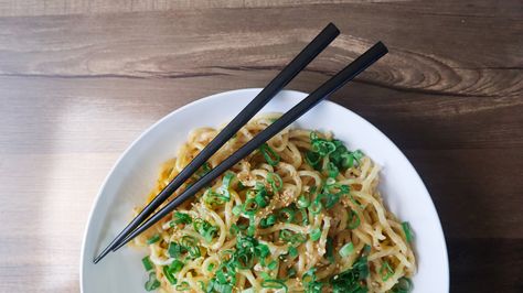 Mì Xào Tỏi [Garlic Noodles] — Chef Tu David Phu: Vietnamese American Diaspora Cuisine Vietnamese Garlic Noodles, Sunset Neighborhood, Mi Xao, Gma Recipes, Garlic Noodles Recipe, Thanh Long, America Food, Garlic Noodles, Pasta Plates