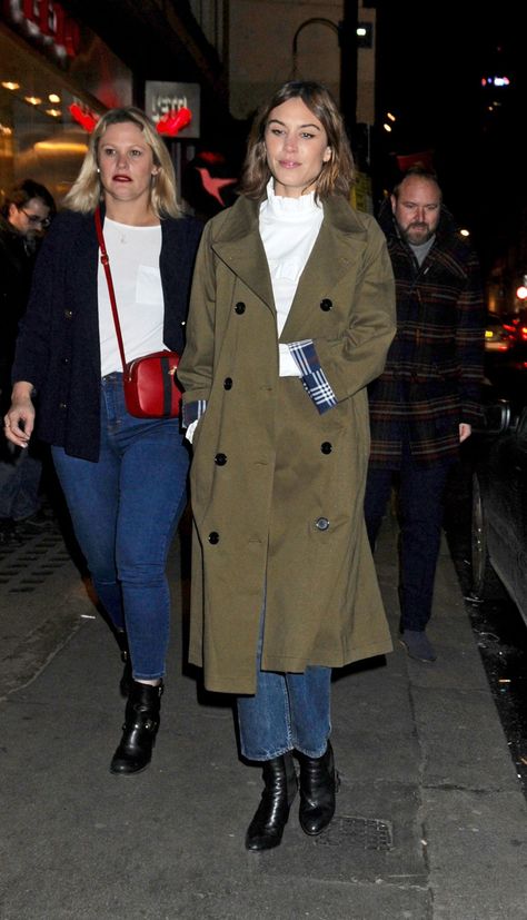 Khaki Trench Coat Outfit, Green Coat Outfit, Alexa Chung Street Style, Trench Coat Street Style, Olive Trench Coat, Trench Outfit, Olive Green Coat, Alexa Chung Style, Winter Coat Outfits