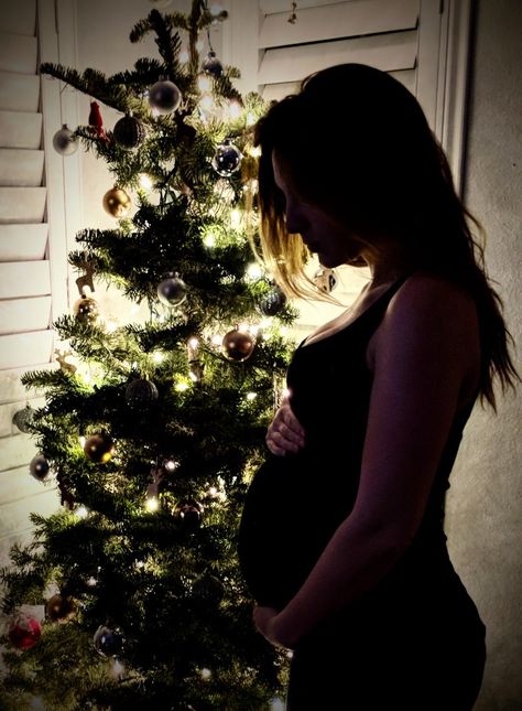 Christmas Maternity Photo ~32 weeks Pregnant In Front Of Christmas Tree, Picture Christmas Tree, Maternity Christmas Pictures, Christmas Pregnancy Photos, Winter Maternity Pictures, Vom Avea Un Copil, Christmas Maternity, Photo Bb, Winter Maternity Photos