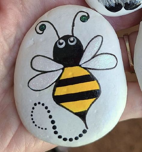 Bees On Rocks Painting, Bee Painted Rocks Ideas, Bumble Bee Rock Painting, Bee Rock Painting, Easy Rock Painting Ideas, Easy Rock Painting, Bee Rocks, Rock Animals, Ladybug Rocks