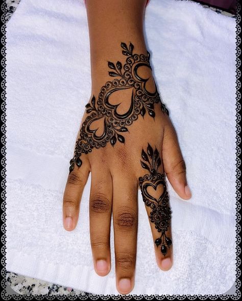 Henna Designs With Hearts, Henna With Hearts, Henna Hand Tattoos Black Women, Hannah Tattoo Design Hands, Hello Kitty Henna Design, Baddie Henna Designs, Henna Design Arm, Hand Tattoos For Women Henna, Kaws Henna Tattoo Designs