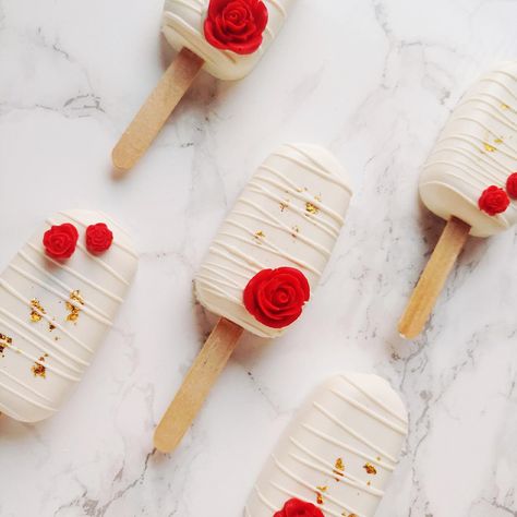 Red And White Cakesicles, Valentine Cakecicles, Chocolate Heart Cakes, Ice Cream Cake Pops, Valentine Cake Pop, Cake Pop Designs, Diy Hot Chocolate, Cake Pop Decorating, Valentines Cupcakes