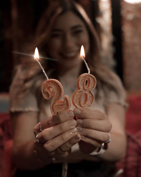 Blowing Out Birthday Candles Photography, Birthday Pictures For Adults, Birthday Party Poses Picture Ideas, Happy Birthday Photography Ideas, Happy Birthday Ideas Photo, Birthday Instagram Photos, Birthday Posing Ideas, Birthday Poses For Instagram With Cake, Birthday Fotoshoot Ideas