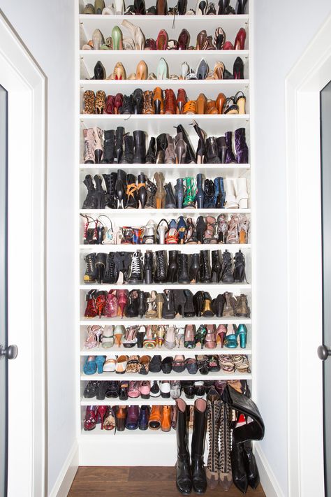 Shoe Display Ideas, Stylist Closet, Vintage Dressing Rooms, Pretty Closets, Closet Planning, New York Home, Room Organisation, Christian Louboutin Sandals, Wardrobe Room