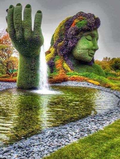 Awesome woman and hand waterfall covered in plants Montreal Botanical Garden, Rock Sculpture, Topiary Garden, Pure Beauty, Canada Travel, Botanical Garden, Places Around The World, Amazing Nature, Belize