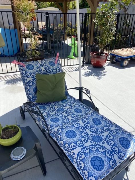 Diy Chaise Lounge Cushion, Make Outdoor Cushions, Outdoor Lounge Cushions, Diy Chair Cushions, Poolside Chairs, Diy Chair Covers, Airport Hacks, Diy Pumpkins, Outdoor Chaise Lounge Cushions