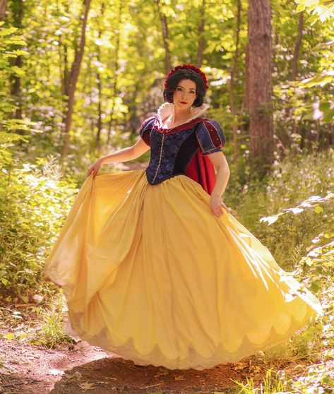 Snow White Art, Snow White Cosplay, Disney Princess Cosplay, Drag Queen Outfits, Disney Princesses And Princes, Princess Cosplay, Proud Of Myself, Disney Cosplay, Princess Gown