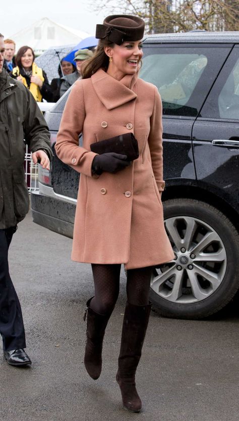 A Pop of Pattern Kate Middleton Shoes, Looks Kate Middleton, Cheltenham Festival, Style Transformation, Kate Middleton Outfits, Catherine Elizabeth Middleton, Middleton Style, 2014 Trends, Pregnancy Looks