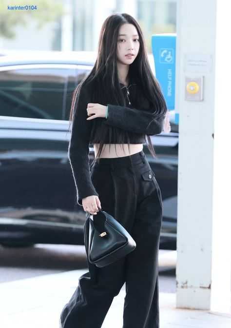 Aespa Givenchy, Karina Outfit, Aespa Outfits, Outfits Idols, Super Power Girl, Airport Fashion Kpop, Karina Style, Mode Ulzzang, Tokyo Fashion