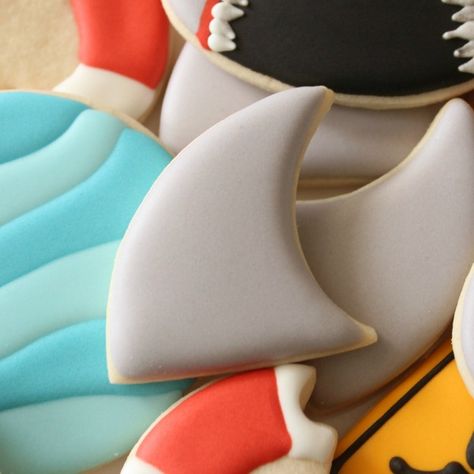 Shark Treats, Shark Week Recipes, Nautical Cookies, Shark Cakes, Shark Week Party, Dolphin Party, Fish Cookies, Shark Cookies, Dinosaur Cookies