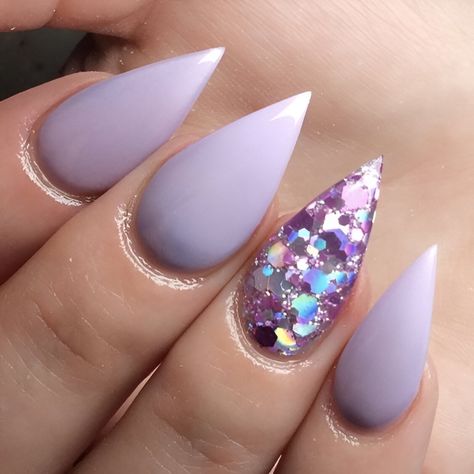 25 Gorgeous Short Stiletto Nails To Rule All Manicure Trends - Beauty, Fashion, Lifestyle and Trending Short Purple Stilleto Nails, Short Stilleto Nails Winter, January Nails Stiletto, Steletoes Nails Short, Short Stilleto Halloween Nails, Cute Short Stiletto Nails, Short Claw Nails Stilettos, Short Acrylic Nails Stiletto, Short Stilleto Nails Design