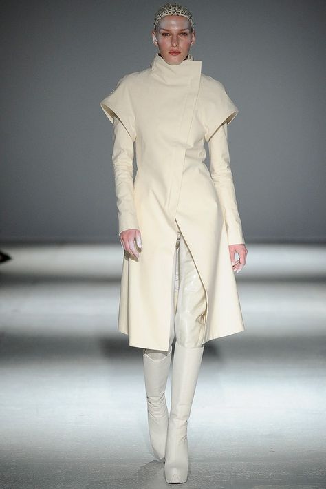 Space Template, Sci Fi Fashion, Gareth Pugh, Moda Paris, Fashion Business Casual, Futuristic Fashion, Belted Coat, Fall 2014, White Fashion