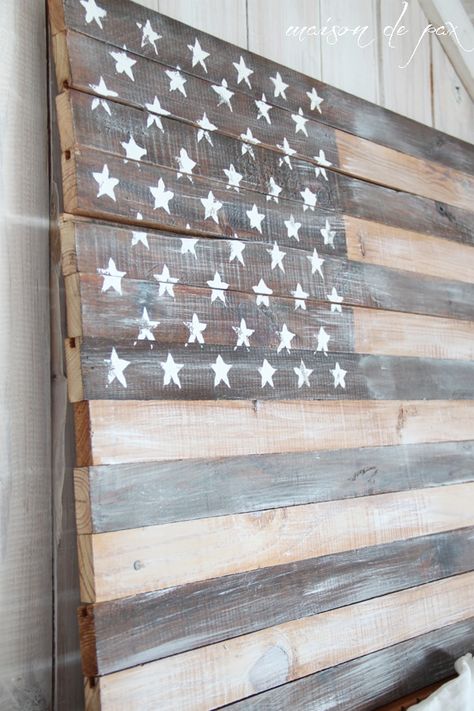 Wooden American Flag Decor, Wood Flag Diy, American Flag Wall Hanging, American Flag Diy, Rustic Wooden American Flag, American Flag Wall Decor, American Flag Painting, Pallet Flag, American Flag Wall Art