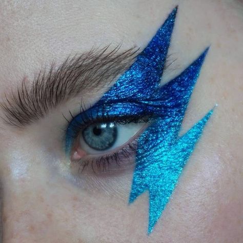 3,829 Likes, 107 Comments - Sara Engel (@thesaraengel) on Instagram: “Inspired by lightning bolts!⚡️this absolutely stained the hell out of my skin, but I feel like it…” Aquarius Makeup, Alison Blaire, Editorial Make-up, Shadow Design, Halloweenský Makeup, Mekap Mata, 80s Makeup, Drag Make-up, Blue Lightning