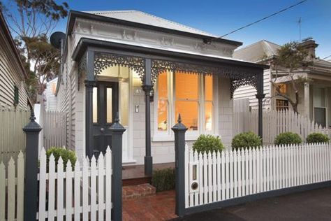 Salons Cottage, Weatherboard House, Front Garden Design, Pintura Exterior, Farmhouse Landscaping, Cottage Exterior, White Picket Fence, Design Studios, House Paint Exterior