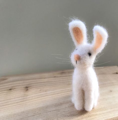 Needle Felted Bunny Rabbit, Needle Felt Animals, Felted Rabbit, Animal Home Decor, Needle Felting Diy, Animal Home, Needle Felted Christmas, Wool Animals, Felt Bunny