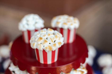 Popcorn Cupcakes Popcorn Cupcakes, Strawberry Food, Oscars Party Ideas, Popcorn Tub, Summer Cupcakes, Cupcake Tutorial, Oscars Party, Easy Cupcakes, Cupcake Designs