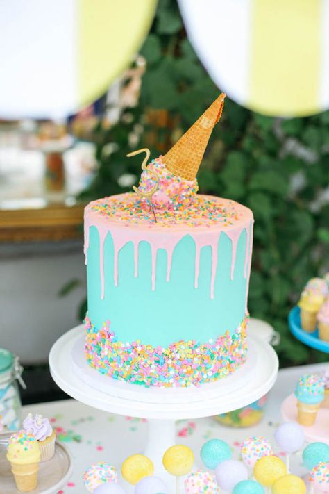 Sprinkle Ice Cream Cake, 21 Sizzling Summer Birthday Cake Ideas | Pretty My Party Tort Harry Potter, Baby Shower Pasta, Torturi Baby Shower, Summer Birthday Cake, Tårta Design, Ice Cream Birthday Party, Ice Cream Theme, Dessert Party, A Birthday Cake