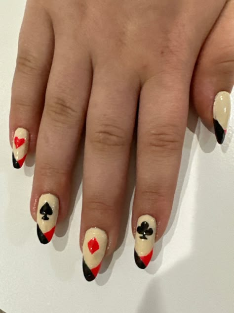 Black and red elegant card themed nails that look good in every suit Card Suits Nails, Queen Of Hearts Inspired Nails, Joker Themed Nails, Card Themed Nails, Card Suit Nails, Casino Themed Nails, Theatre Nails, Cards Nails Design, Playing Cards Nails