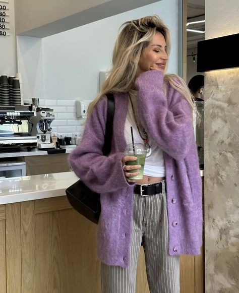 Lilac Beanie Outfit, Lilac Scarf Outfit, Lilac Cardigan Outfit, Purple Bag Outfit, Purple Bags Outfit, Purple Cardigan Outfits, Cottage Fashion, Sweater Cardigan Outfit, Lilac Cardigan