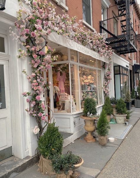 Flower Shop Window Displays Store Fronts, Floral Store Fronts, Shop Front Floral Display, Shop Front Flower Installation, Salon Window Display, Tea Space, Salon Window, Storefront Flower Installation, Cafe Window