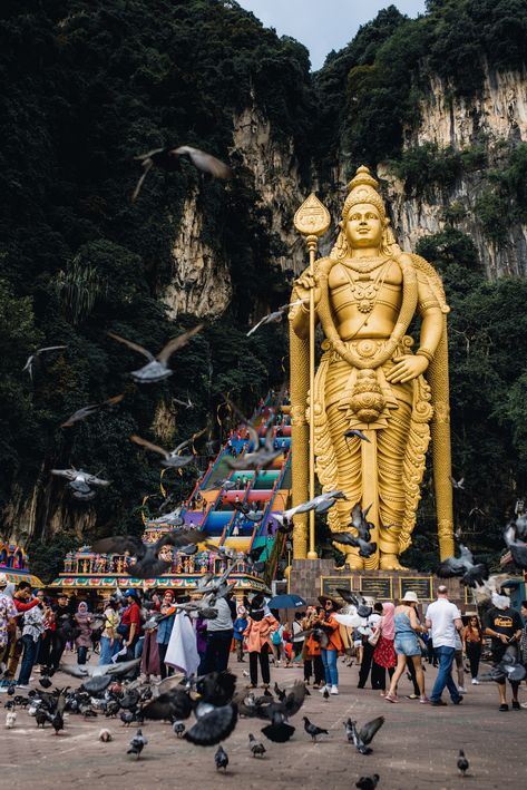 Explore the wonder of Batu Caves, just outside Kuala Lumpur. These limestone caves, formed over eons, are both a geological marvel and a spiritual sanctuary. Natural Beauty: Towering golden statue of Lord Murugan at the entrance is awe-inspiring. Spiritual Haven: Batu Caves is a sacred site for Hindus, featuring intricate temples within the caves. Cultural Richness: Experience vibrant Hindu traditions and cultural celebrations, especially during Thaipusam. Batu Caves Murugan, Batu Caves Malaysia, Malaysia Art, Places To Visit In Malaysia, Murugan Temple, Malaysia Tourism, Malaysia Tour, Kuala Lumpur City, Green Scenery