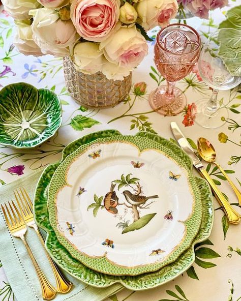 Chinoiserie Place Setting, Richard Ginori Table Setting, Herend Tablescape, Tea Time Magazine, Wedgwood Queensware Table Setting, Herend China, Grandmillenial Style, Herend Figurine Collection, Green Fish