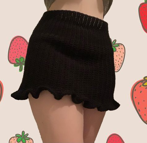 Black Crochet Mini Skirt, Grunge Crochet Skirt, Black Crochet Clothes, Crochet Skirt Outfit Ideas, Going Out Crochet Tops, Black Things To Crochet, Kawaii Crochet Clothes, Belleza Aesthetic, Black Crochet Skirt